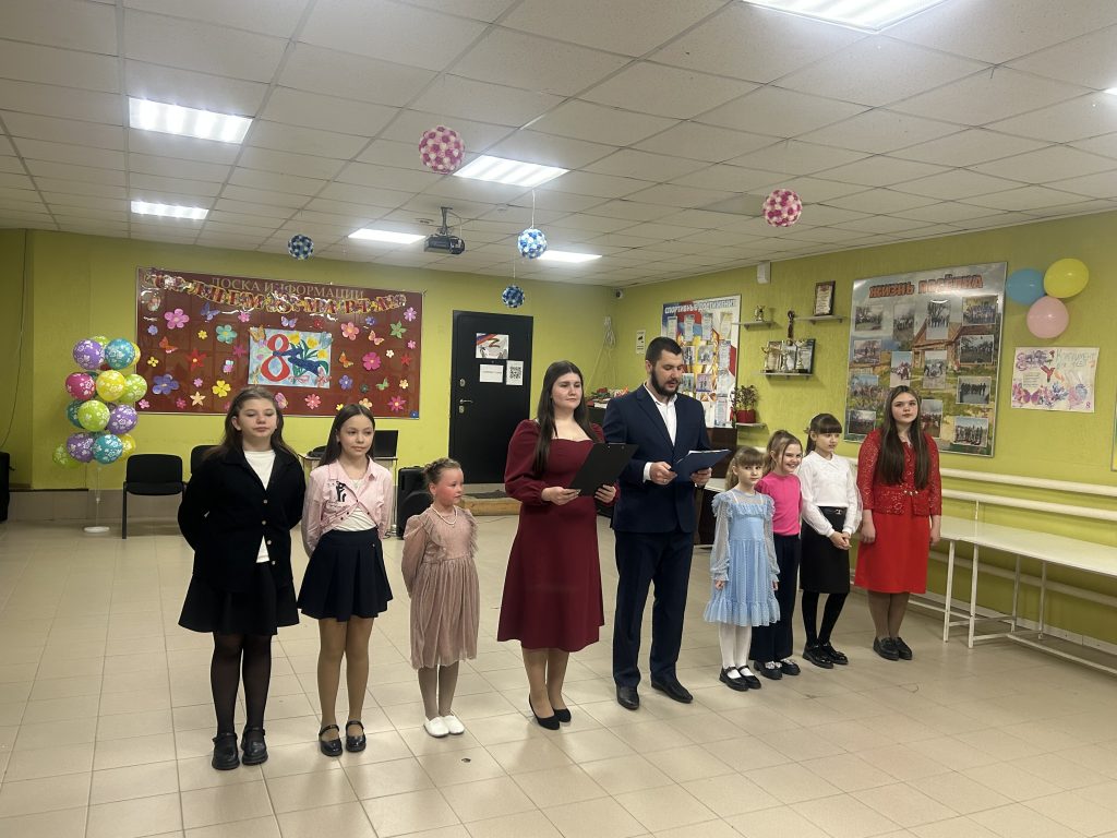 Праздничный концерт в Доме Культуры, посвященный 8 марта.