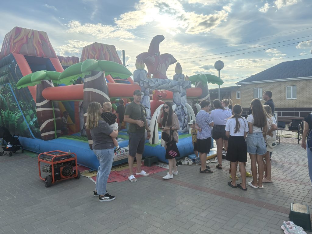 В гостях у поселка Царицын веселые аттракционы.